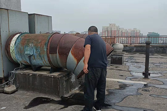 消防施工在竖井里面安装排烟风管是否需要做防火包裹？